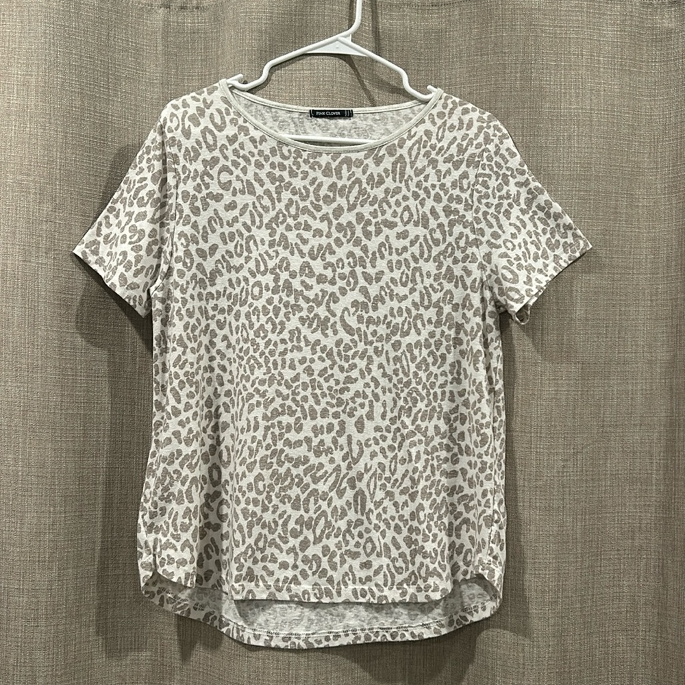 Women’s Leopard Print Tee Size Medium